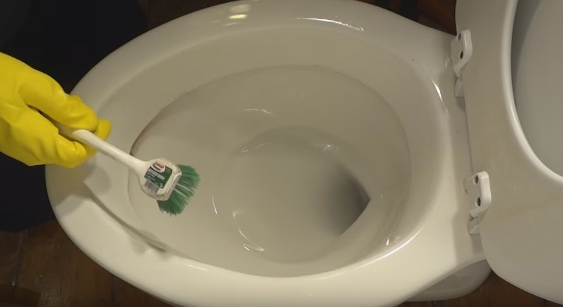 Manchas oscuras en el baño, así es como puedes deshacerte de ellas. Y